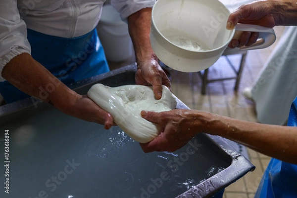 Fototapeta Operaio di un caseificio mentre prepara la mozzarella di bufala campana a mano 