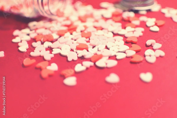 Obraz 小瓶から零れるハート型のトッピングシュガー　かわいい背景装飾　溢れる気持ち　製菓材料