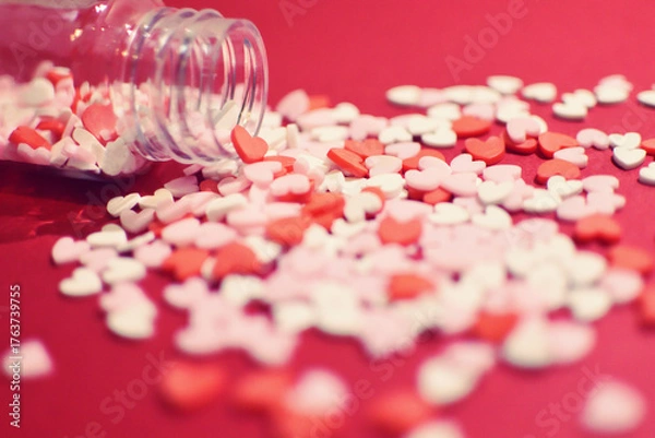 Obraz 小瓶から零れるハート型のトッピングシュガー　かわいい背景装飾　溢れる気持ち　製菓材料