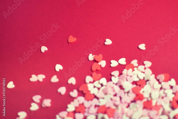 Obraz 散らばったハート型のトッピングシュガー　おしゃれでかわいい背景装飾　気持ち　製菓材料