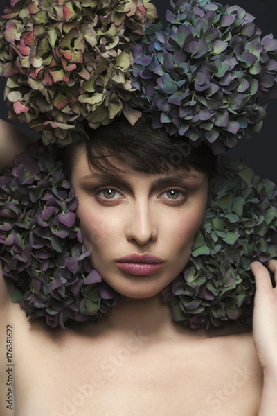 Obraz Studioportrait Frau mit Hortensien im Haar