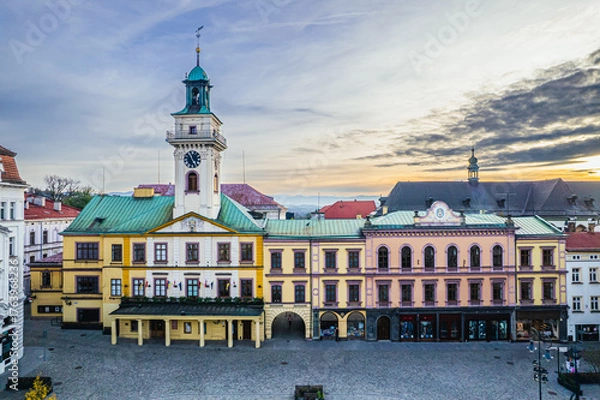 Fototapeta Stare miasto Cieszyn na Śląsku w Polsce, rynek i stare kamienice z ratuszem. Panorama wieczorem z lotu ptaka.