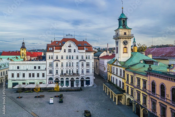 Fototapeta Stare miasto Cieszyn na Śląsku w Polsce, rynek i stare kamienice z ratuszem. Panorama wieczorem z lotu ptaka.