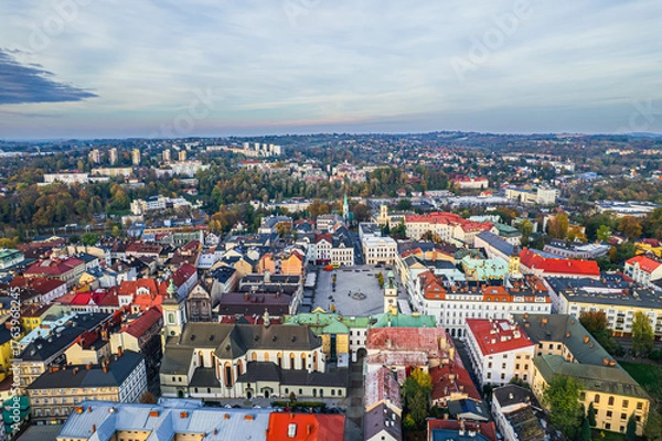 Fototapeta Stare miasto Cieszyn na Śląsku w Polsce, rynek i stare kamienice z ratuszem. Panorama wieczorem z lotu ptaka.