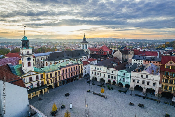 Fototapeta Stare miasto Cieszyn na Śląsku w Polsce, rynek i stare kamienice z ratuszem. Panorama wieczorem z lotu ptaka.