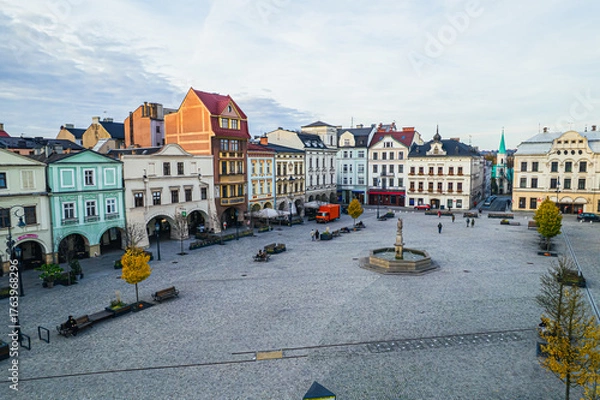 Fototapeta Stare miasto Cieszyn na Śląsku w Polsce, rynek i stare kamienice z ratuszem. Panorama wieczorem z lotu ptaka.