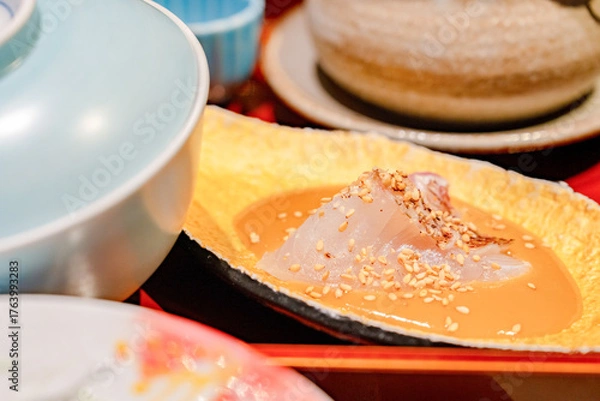Fototapeta 胡麻だれが香る鯛の刺身の美しい盛り付け
