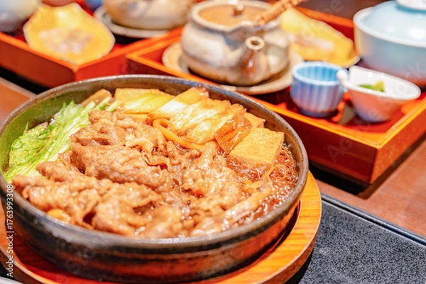 Fototapeta 香り立つすき焼きと彩り豊かな会席料理の饗宴