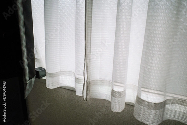 Fototapeta 窓辺で揺れるレースのカーテン