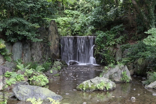 Obraz 小石川後楽園。水戸徳川家の上屋敷の回遊式築山泉水庭園。白糸の滝（静岡の白糸の滝を模した）