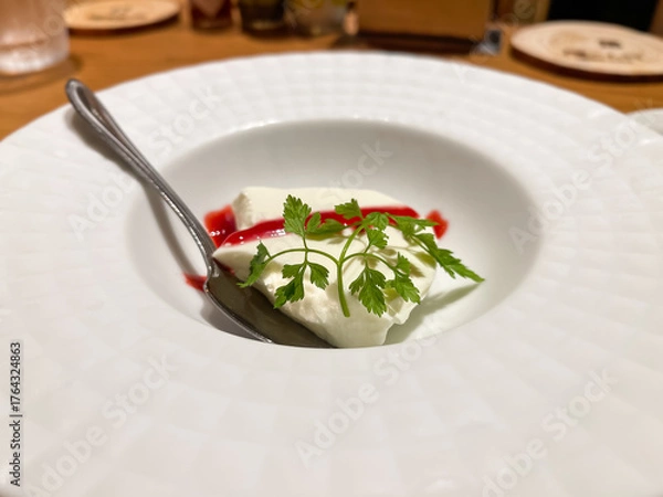Fototapeta ベリーソースがかかったパンナコッタ。ミルク味の甘いスイーツ。
