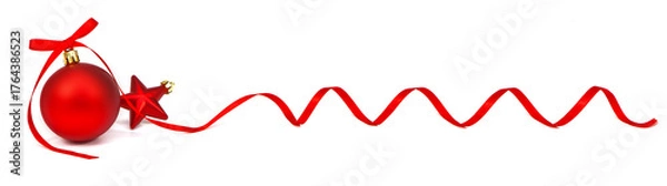 Fototapeta Mała czerwona bombka z długą, kręconą wstążeczką na białym tle