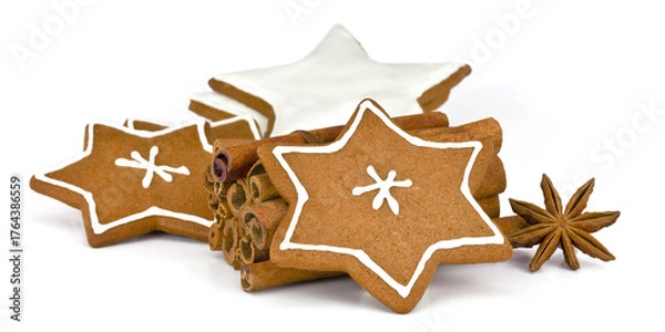 Fototapeta Kruche piernikowe ciastka świąteczne w kształcie gwiazdek z cynamonem i anyżem ozdobione lukrem