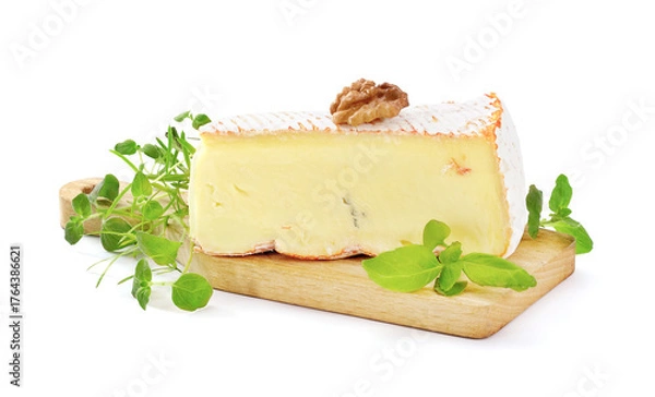 Fototapeta Kawałek sera Brie z orzechem włoskim i ziołami na drewnianej desce