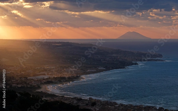 Fototapeta Sunset at the coast of Calabria with Stromboli in the background