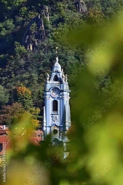 Obraz Dürnstein Kirchturm mit Weinblättern im Herbst, vertikal