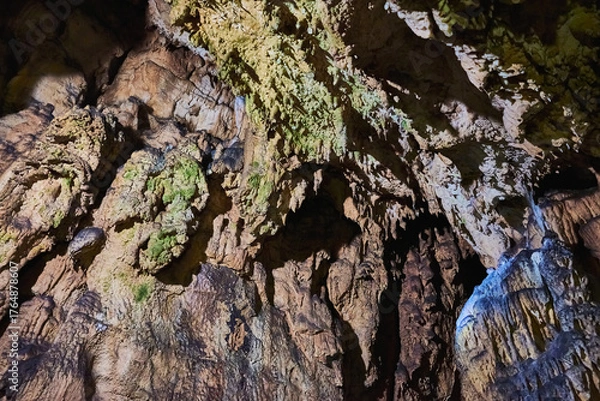 Fototapeta Vadu Crisului Cave in Bihor, Romania, features impressive limestone formations. Stalactites hang from the ceiling, while stalagmites rise from the floor, some meeting to form columns