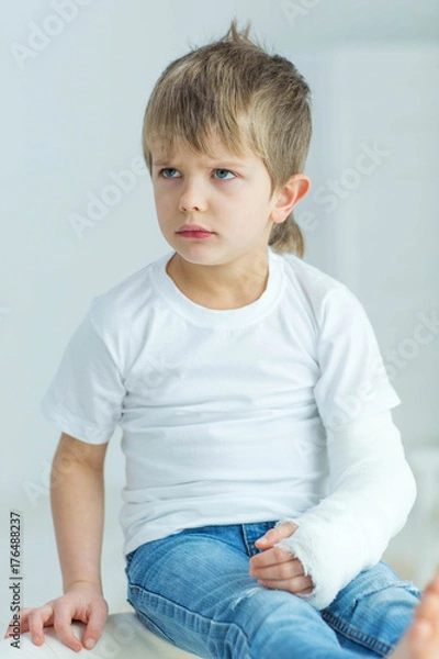 Fototapeta Child with an injury 