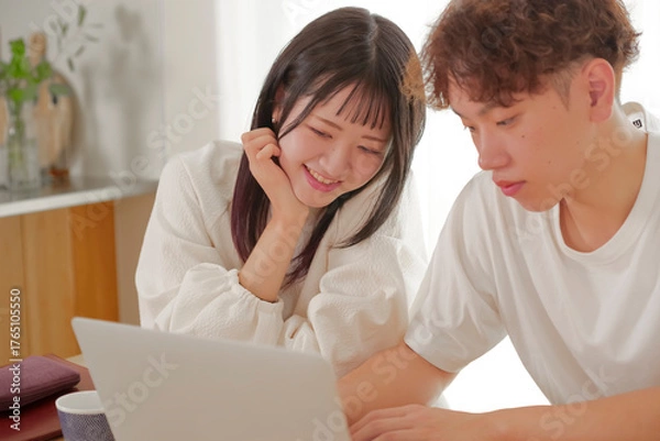 Obraz パソコンを見ながらお金の管理を行う夫婦