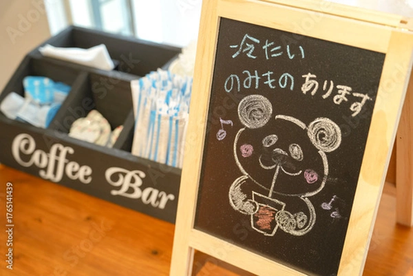 Fototapeta 可愛いパンダの黒板メニューが迎えるカフェの一角