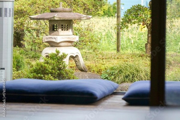 Fototapeta 縁側から眺める石灯籠と日本庭園の静けさ