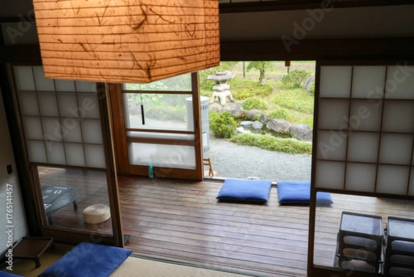 Fototapeta 和室の障子越しに広がる穏やかな庭の風景