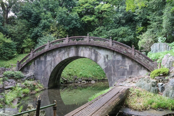 Obraz 小石川後楽園。水戸徳川家の上屋敷の回遊式築山泉水庭園。円月橋。水に映る橋と合わせ満月のように見える。