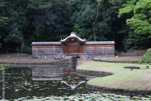 Obraz 小石川後楽園。水戸徳川家の上屋敷の回遊式築山泉水庭園。内庭の唐門。