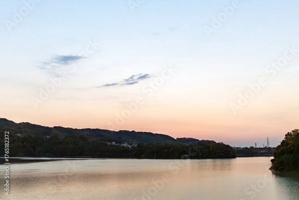 Fototapeta 美しい夕暮れと広い湖