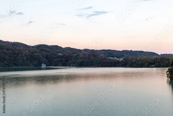 Fototapeta 美しい夕暮れと広い湖