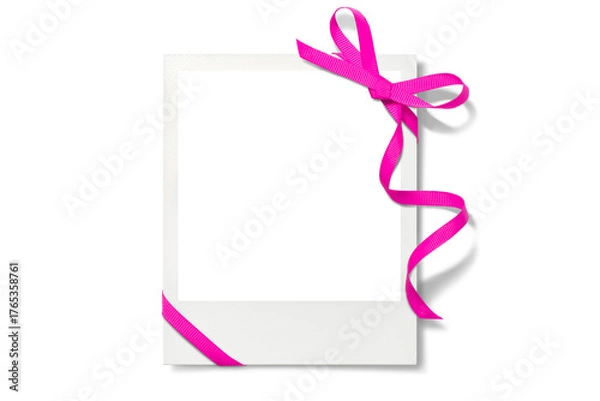 Fototapeta ピンク色のリボンで飾られたポラロイド写真の、画像合成用フレーム