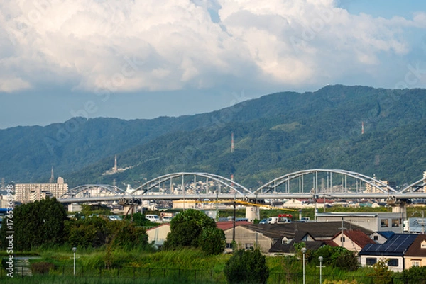 Obraz 街中に現れた、川を横断する巨大な水管橋・水道橋