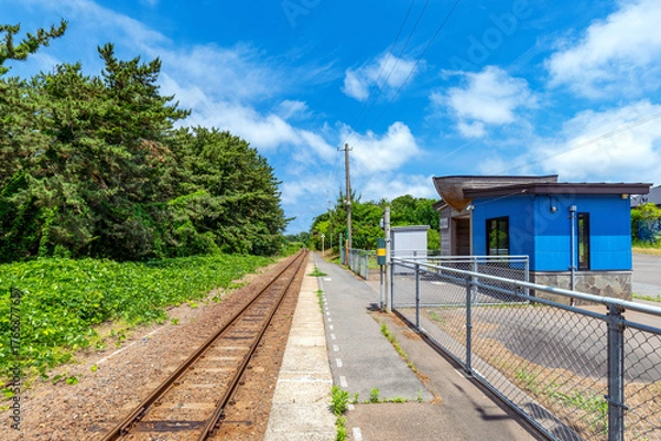Fototapeta 【青森県深浦町】艫作駅は北前船をモチーフにした駅舎が魅力。駅舎のかんばんには「へなし」と記載している