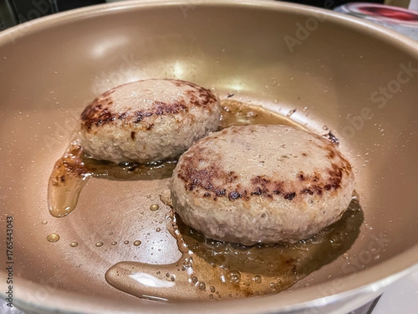 Fototapeta フライパンで焼いているハンバーグ。