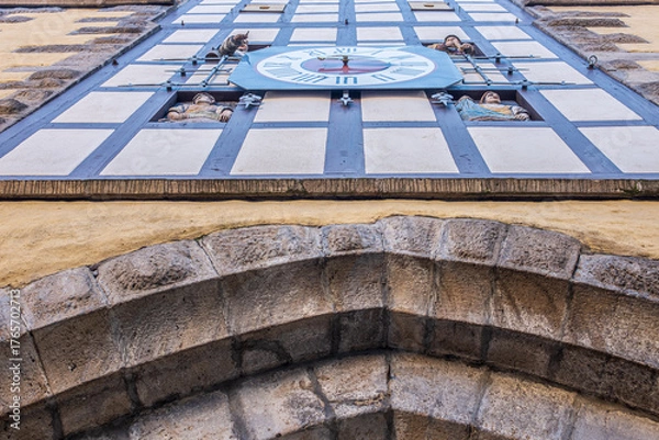 Obraz Untersicht Stadtseite Tübinger Tor in Reutlingen mit Fachwerkaufsatz, Turmuhr und geschnitzten Figuren der Reutlinger Zünfte. 