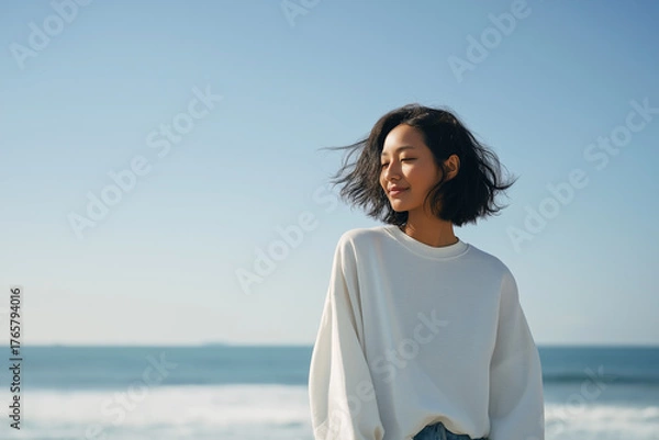 Obraz 海を背景に髪をなびかせる美しい女性