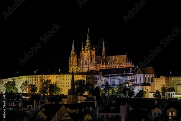 Fototapeta Beautiful aerial and detailed view of Prague Castle with St. Vitus Cathedral and the Old Royal Palace, Czech Republic — Gothic architecture and panoramic city skyline