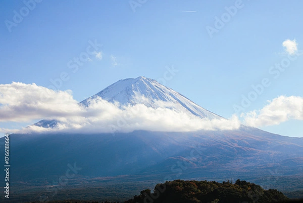 Obraz 純粋な美しさ：富士山の頂、雲、そして秋色の調和