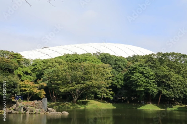 Obraz 小石川後楽園。水戸徳川家の上屋敷の回遊式築山泉水庭園。モルの向こうに頭を出す東京ドーム球場。
