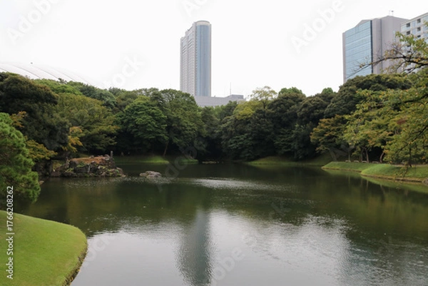 Obraz 小石川後楽園。水戸徳川家の上屋敷の回遊式築山泉水庭園。琵琶湖を模した大泉水 。