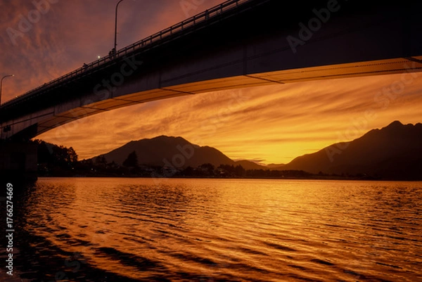 Obraz 夕暮れに染まる河口湖と大橋　静寂に包まれる美しい黄昏の情景