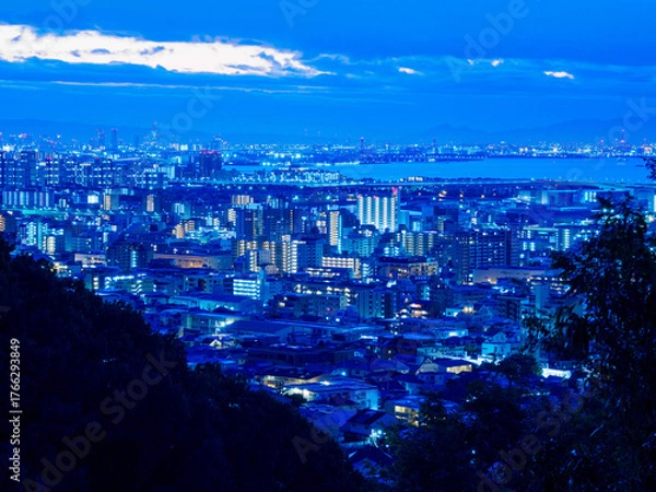 Fototapeta 夜明け前の神戸市街地と大阪湾を隔てた大阪の市街地