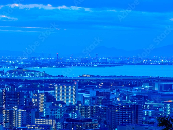 Fototapeta 夜明け前の神戸市街地と大阪湾を隔てた大阪の市街地