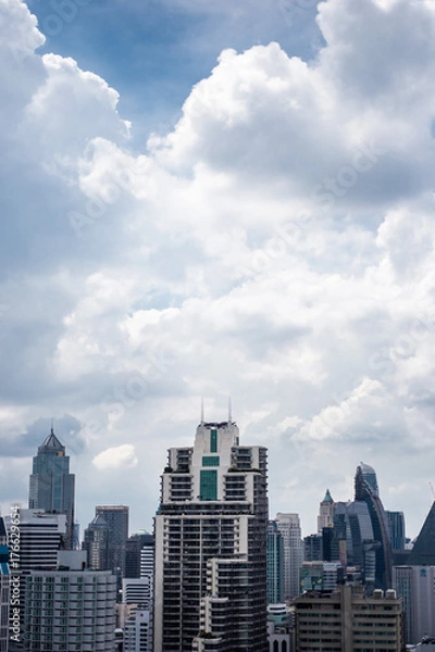 Fototapeta 高層ビル群、街、雲、緑、スペース