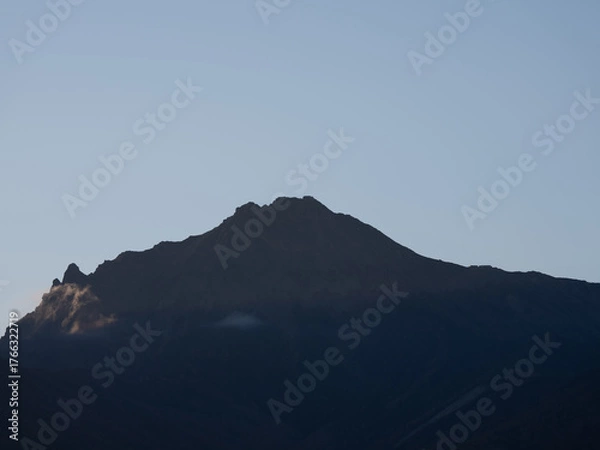 Obraz 八ヶ岳の主峰・赤岳の雄大な姿をとらえたクローズアップの山岳風景