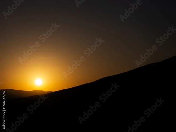 Obraz 高原から望むオレンジ色に染まる夕日と雄大な自然の美しい風景