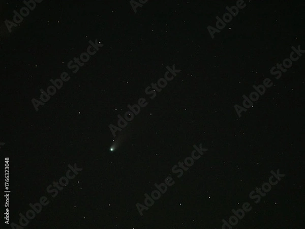 Obraz 深い宇宙を旅するレモン彗星と広がる銀河の神秘的な風景