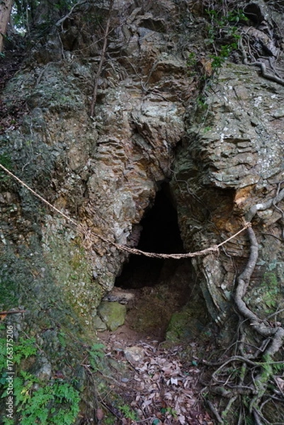 Obraz 山の中の洞窟