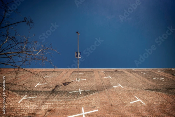 Fototapeta Steiler Backstein Parkplatz