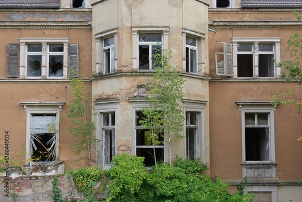 Obraz Altes sanierungsbedürftiges Gebäude, formatfüllend